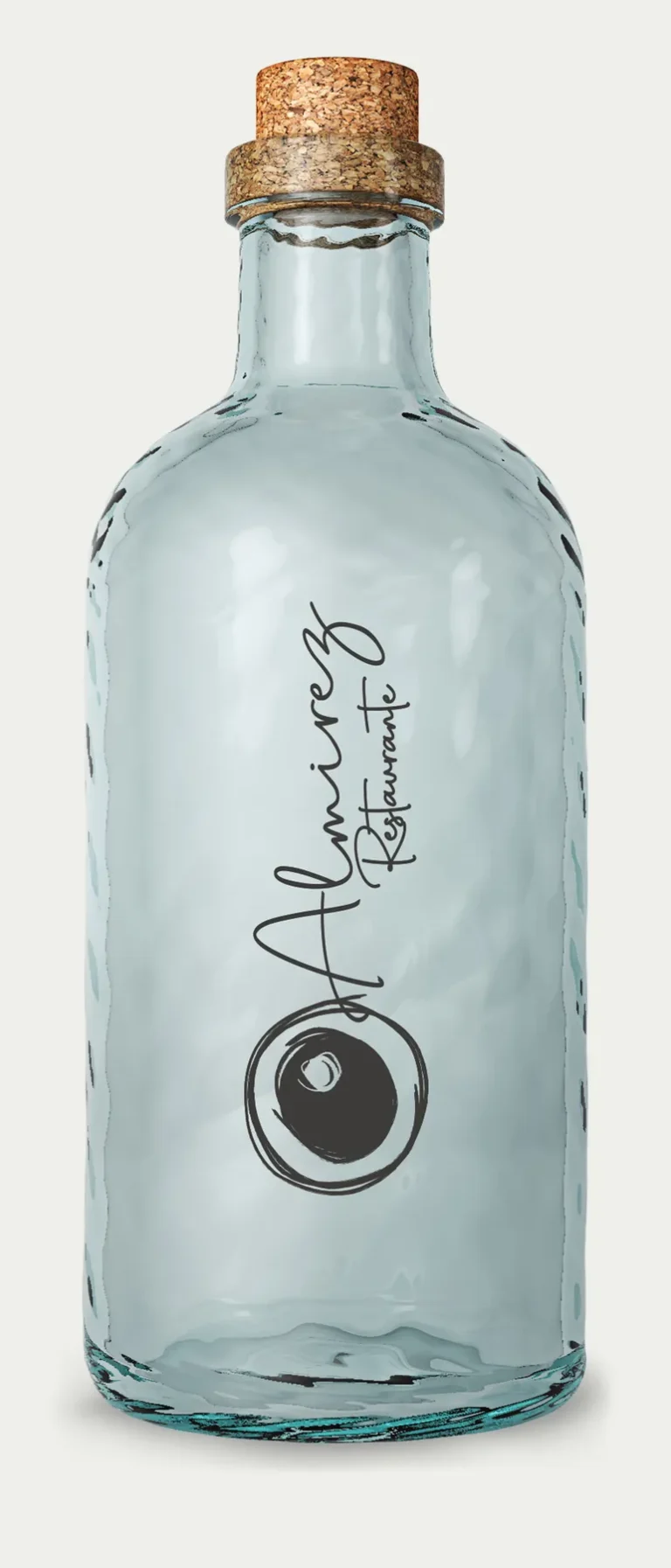 Botella de cristal utilizada para el agua Km0 de Restaurante Almirez